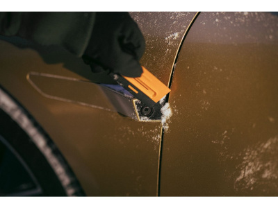 Скребок автомобильный двусторонний Solid Duo FISKARS (съемный скребок)