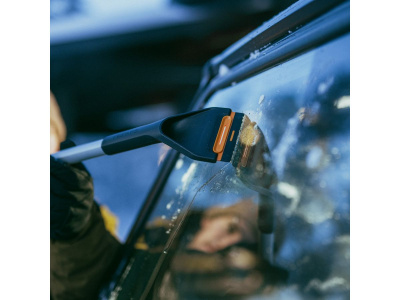 Щетка для снега телескоп. со скребком FISKARS X-series (85-113 см)