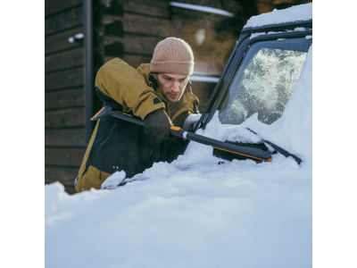 Щетка для снега телескоп. со скребком FISKARS X-series (85-113 см)