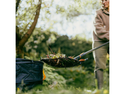 Грабли-лопата для листьев FISKARS OneClick без черенка