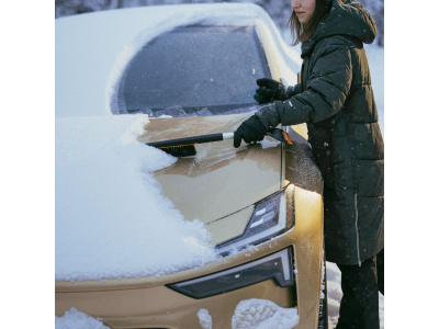 Щетка для снега со скребком FISKARS Plus (63 см)