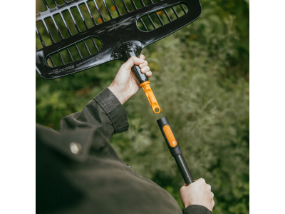 Грабли-лопата для листьев FISKARS OneClick без черенка