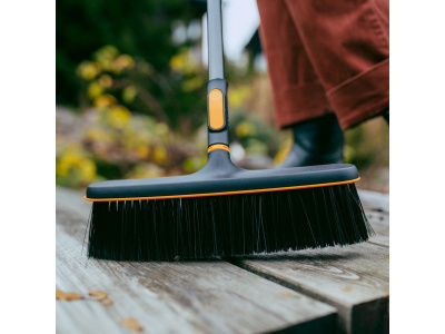 Щетка для уборки 343 мм без черенка FISKARS OneClick