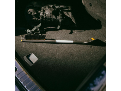 Щетка для снега со скребком FISKARS Plus (63 см)