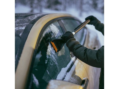 Щетка для снега со скребком FISKARS Plus (63 см)