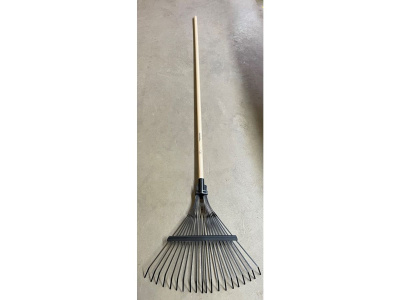 Грабли веерные для листьев FISKARS Prima c деревянным черенком