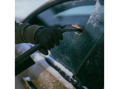 Щетка для снега со скребком FISKARS Solid 47 см (щетка-сметка снеговая, съемный скребок)