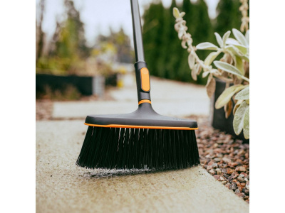 Щетка для уборки 272 мм без черенка FISKARS OneClick