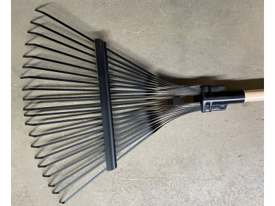 Грабли веерные для листьев FISKARS Prima c деревянным черенком