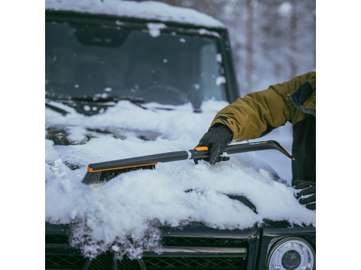 Щетка для снега телескоп. со скребком FISKARS X-series (85-113 см)