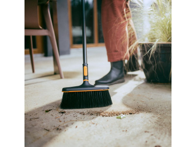 Щетка для уборки 272 мм без черенка FISKARS OneClick