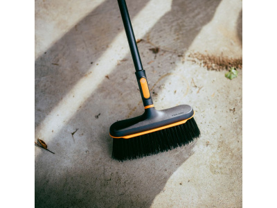 Щетка для уборки 272 мм без черенка FISKARS OneClick