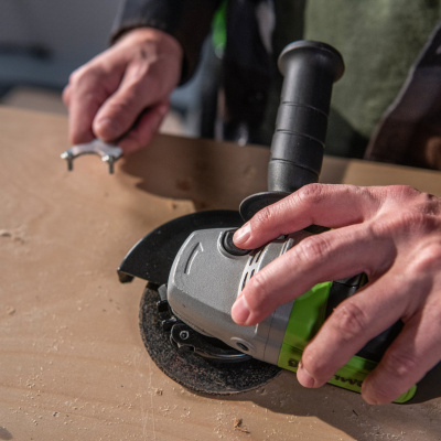 Угловая шлифмашина аккумуляторная Greenworks GD24AG (24В, c 1хАКБ 5 А-ч и ЗУ)