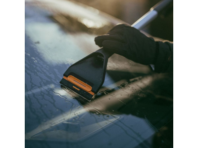 Щетка для снега со скребком FISKARS Plus (63 см)