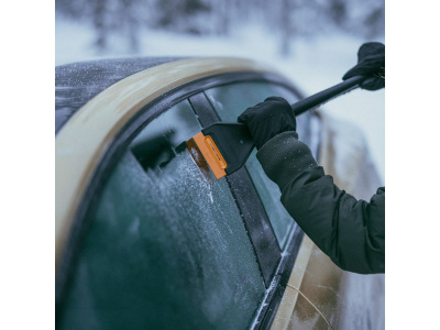 Щетка для снега со скребком FISKARS Solid 47 см (щетка-сметка снеговая, съемный скребок)