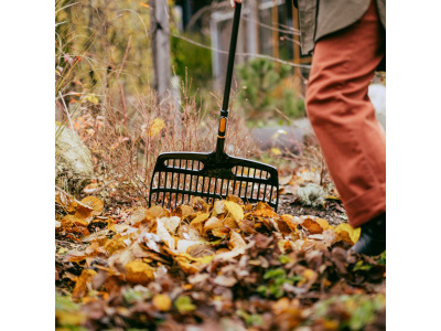 Грабли-лопата для листьев FISKARS OneClick без черенка