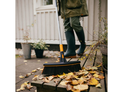 Метла эргономичная FISKARS Ergonomic
