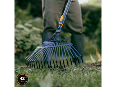 Грабли веерные для листьев FISKARS OneClick металлические без черенка