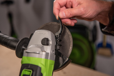 Угловая шлифмашина аккумуляторная Greenworks GD24AGK2 (24В, c 1хАКБ 2 А-ч и ЗУ в сумке)