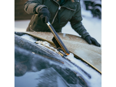 Щетка для снега со скребком FISKARS Plus (63 см)