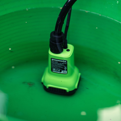 Насос аккумуляторный для полива из бочки Greenworks G24SWP (24В, 1*АКБ 2Ач и ЗУ)