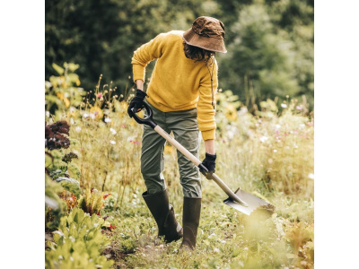 Лопата штыковая с закругленным лезвием FISKARS деревянный черенок (черная)