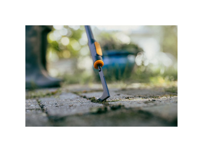 Тяпка для уборки травы с дорожек FISKARS OneClick
