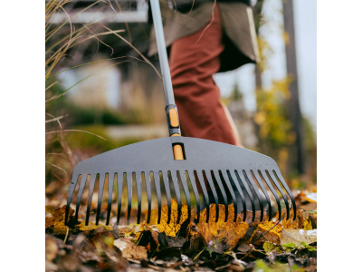 Грабли веерные для листьев FISKARS OneClick L без черенка