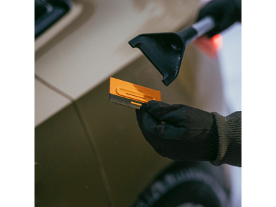 Щетка для снега со скребком FISKARS Plus (63 см)