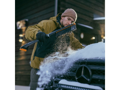 Щетка для снега телескоп. со скребком FISKARS X-series (85-113 см)